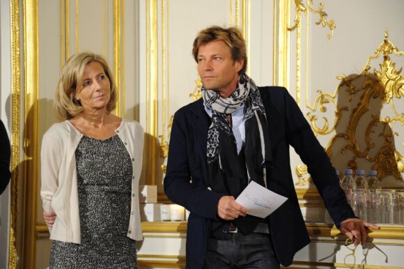 Claire Chazal et Laurent Delahousse à la conférence de presse de l'opération La Flamme Marie Claire à l'hôtel le Marois à Paris, le 16 mai 2013.