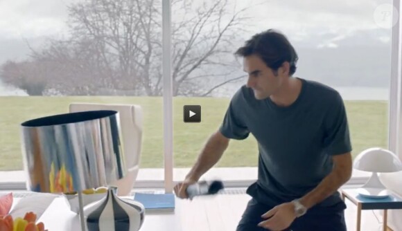 La star du tennis Roger Federer affronte une mouche dans un spot pour Nike - mai 2013