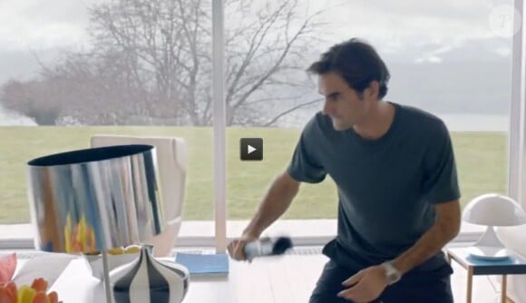 La star du tennis Roger Federer affronte une mouche dans un spot pour Nike - mai 2013