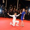 Meng Li et Baoqiang Wang présentent en fanfare A Touch of Sin pour la montée des marches du Palais des Festivals à Cannes, le 17 mai 2013.