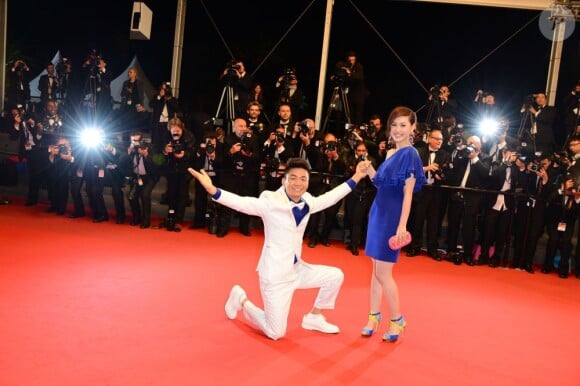 Meng Li et Baoqiang Wang présentent en fanfare A Touch of Sin pour la montée des marches du Palais des Festivals à Cannes, le 17 mai 2013.