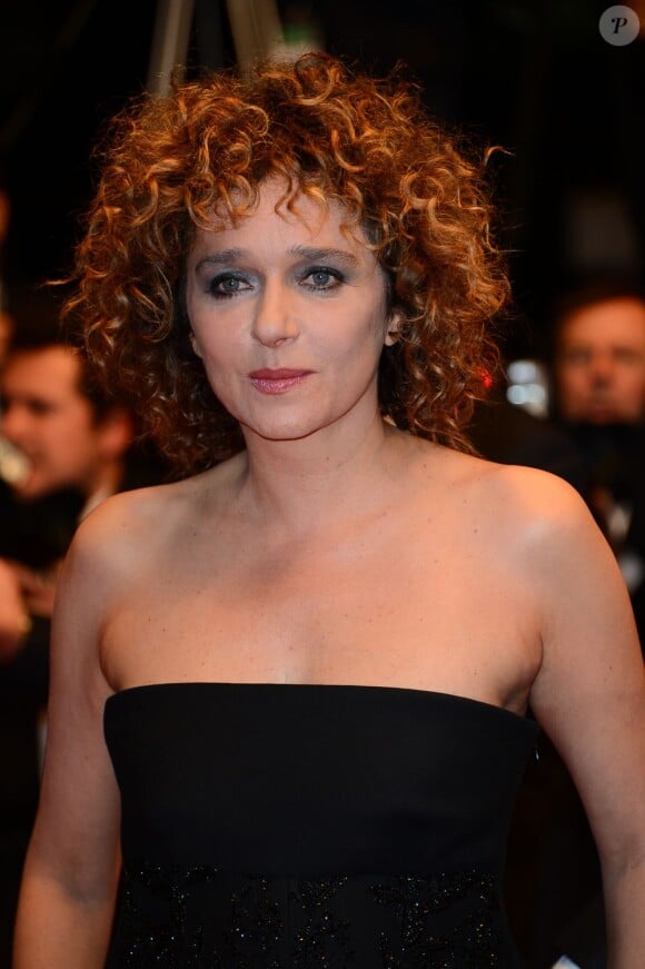 Valeria Golino superbe pour présenter son film Miele lors de la montée des marches du Palais des Festivals à Cannes, le 17 mai 2013.