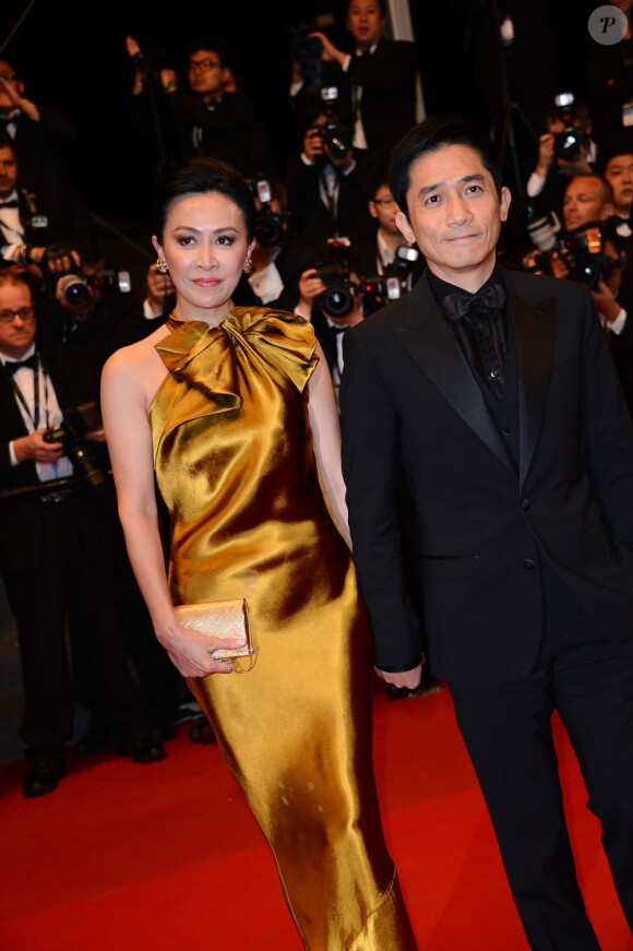 Tony Leung et Carina Lau en élégance et raffinement pour la montée des marches du Palais des Festivals à Cannes, le 17 mai 2013.
