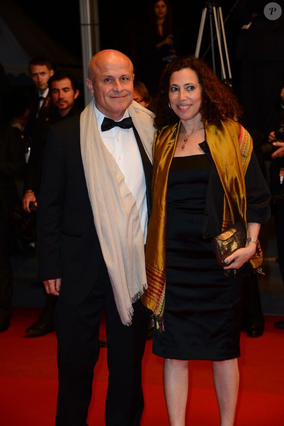 Olivier Poivre d'Arvor et sa femme à la montée des marches du Palais des Festivals à Cannes, le 17 mai 2013.