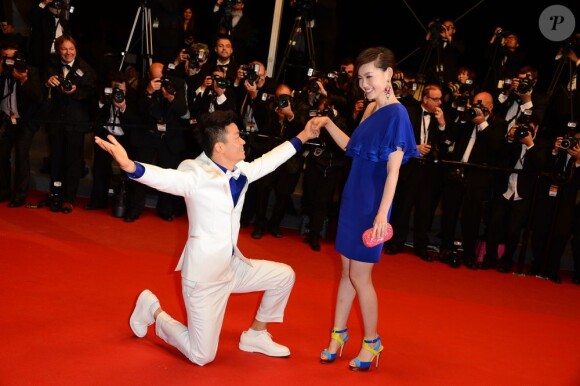 Meng Li et Baoqiang Wang assurent le show pendant la montée des marches du Palais des Festivals à Cannes, le 17 mai 2013.