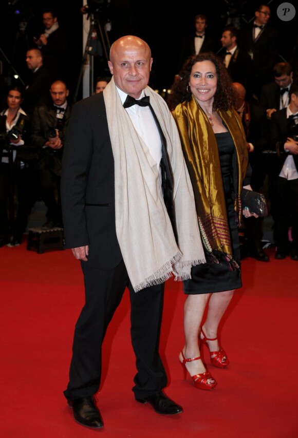 Olivier Poivre d'Arvor et sa femme pendant la montée des marches du Palais des Festivals à Cannes, le 17 mai 2013.
