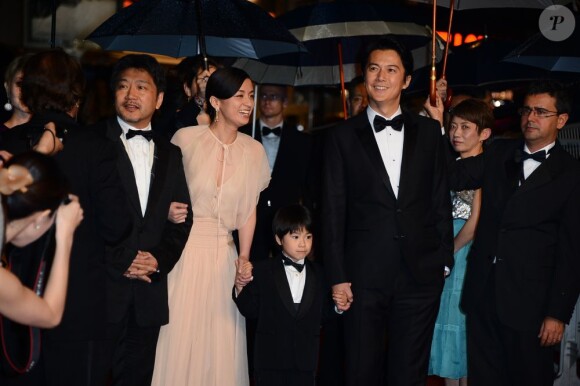 Hirokazu Koreeda, Machiko Ono, Masaharu Fukuyama lors de la projection du film Like Father and Son au Festival de Cannes le 18 mai 2013