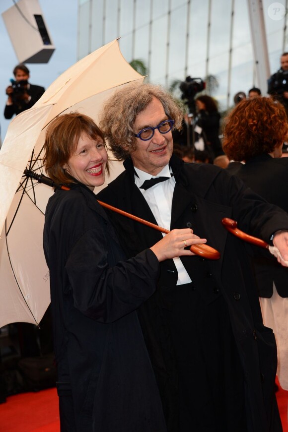 Wim Wenders et sa femme lors de la montée des marches du Festival de Cannes le 18 mai 2013