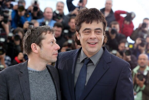 Mathieu Amalric, Benicio del Toro lors du photocall du film "Jimmy P." lors du 66e festival du film de Cannes le 18 mai 2013