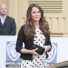 Kate Middleton lors de sa visite aux studios Warner dans le Hertforshire le 26 avril 2013. Le 11 mai, elle portait la même robe Topshop au mariage de William van Cutsem et Rosie Ruck Keene, à Ewelme.