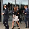Kate Middleton lors de sa visite aux studios Warner dans le Hertforshire le 26 avril 2013. Le 11 mai, elle portait la même robe Topshop au mariage de William van Cutsem et Rosie Ruck Keene, à Ewelme.