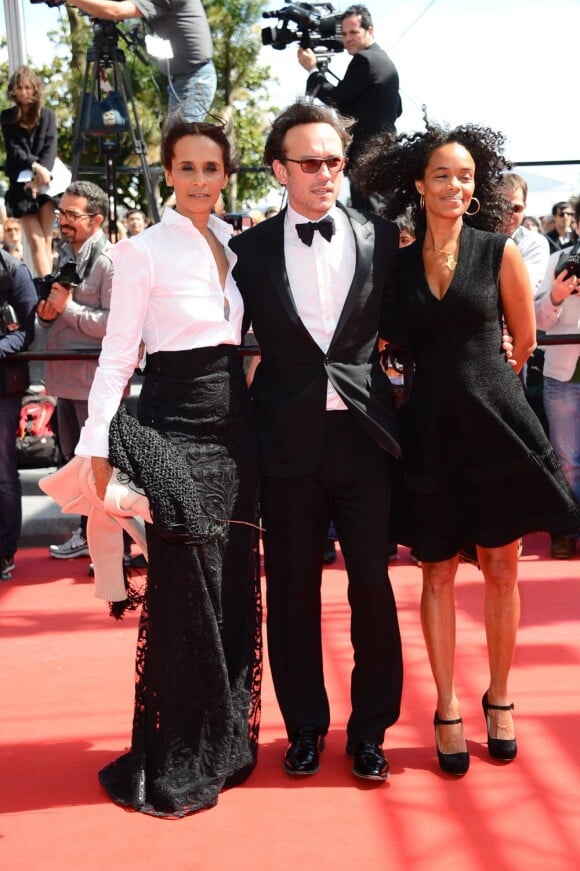 Vincent Perez, Karine Silla et Virginie Silla lors de la montée des marches du film Un château en Italie au Festival de Cannes le 20 mai 2013