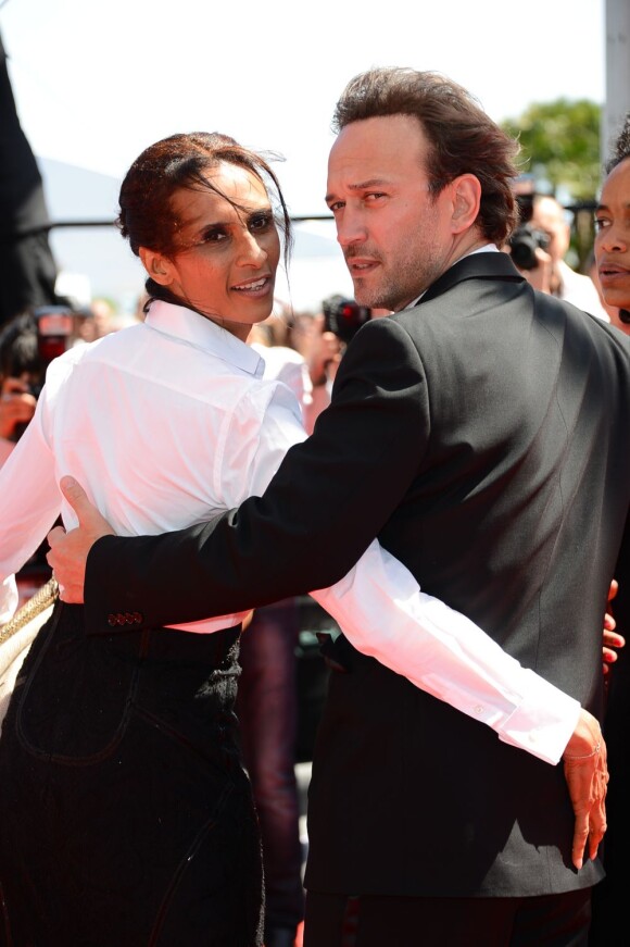 Le couple Vincent Perez, Karine Silla lors de la montée des marches du film Un château en Italie au Festival de Cannes le 20 mai 2013