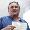 Gérard Depardieu montre sa feuille d'imposition, qui prouve qu'il est enregistré en tant qu'entrepreneur en Russie, à Saransk, le 20 mai 2013.