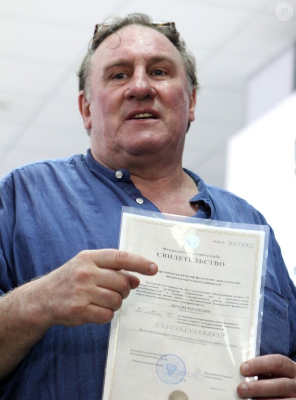 Gérard Depardieu montre sa feuille d'imposition, qui prouve qu'il est enregistré en tant qu'entrepreneur en Russie, à Saransk, le 20 mai 2013.
