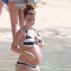 Coleen Rooney, enceinte, avec son fils Kai à la Barbade, le 10 fevrier 2013.