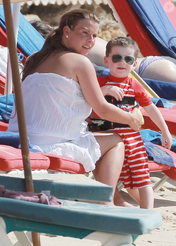 Coleen Rooney avec son fils Kai à la Barbade, le 10 fevrier 2013.