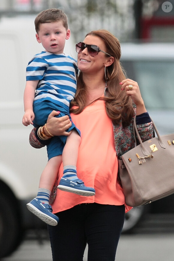 Coleen Rooney avec son fils Kai à Manchester, le 5 mai 2013.