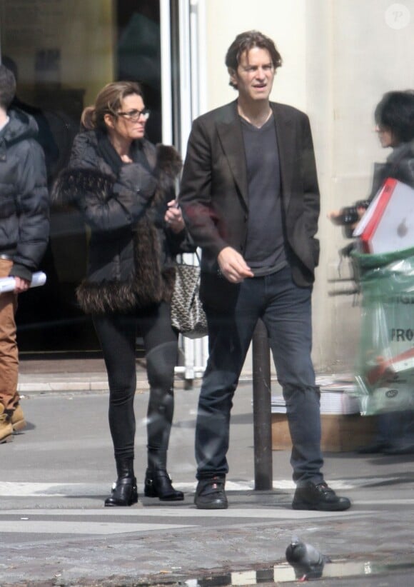 L'actrice Sela Ward, des Experts Manhattan, se promène avec son mari Howard Sherman dans les rues de Paris, le 17 mai 2013.