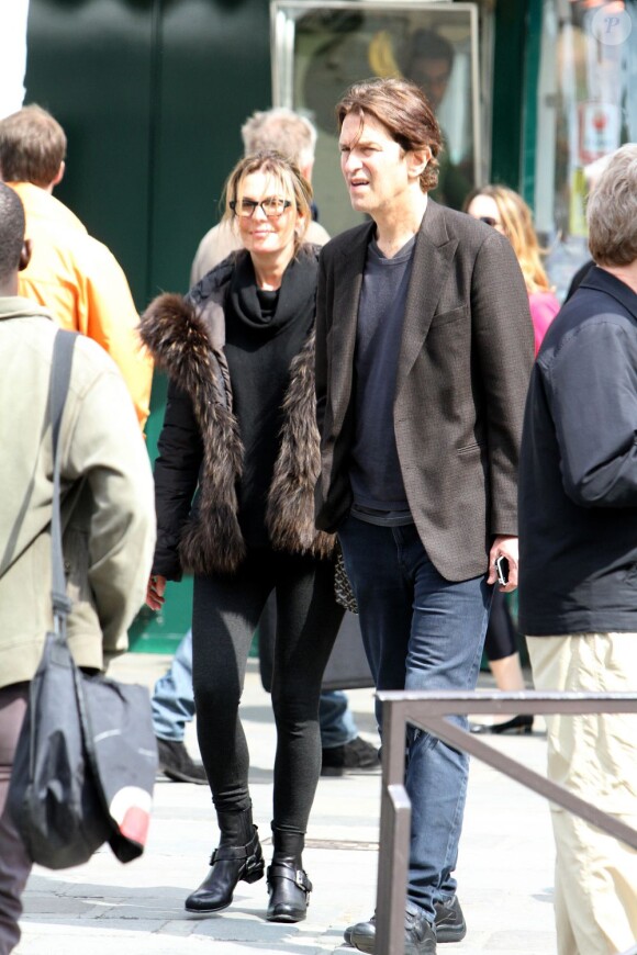 L'actrice américaine Sela Ward, des Experts Manhattan, au bras de son mari Howard Sherman dans les rues de Paris, le 17 mai 2013.