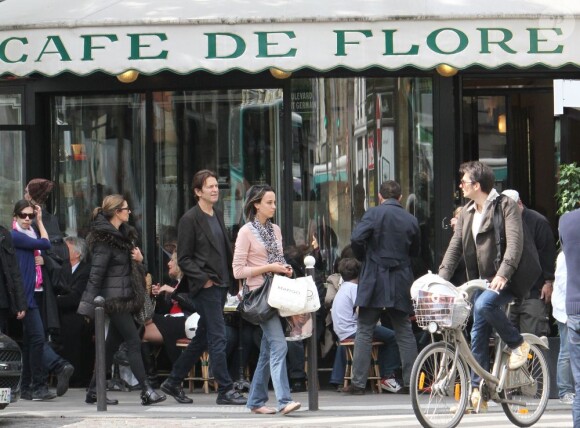 L'actrice américaine Sela Ward, des Experts Manhattan, se promène avec son mari Howard Sherman dans les rues de Paris, le 17 mai 2013. Elle est allée au Café de Flore !