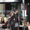 L'actrice américaine Sela Ward, des Experts Manhattan, se promène avec son mari Howard Sherman dans les rues de Paris, le 17 mai 2013.
