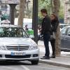 L'actrice américaine Sela Ward, des Experts Manhattan, se promène avec son mari Howard Sherman dans les rues de Paris, le 17 mai 2013.