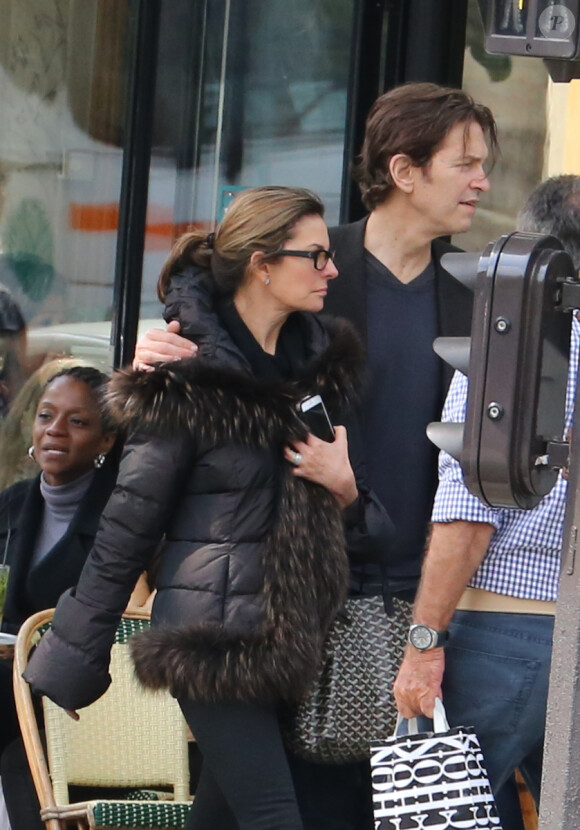 L'actrice américaine Sela Ward, des Experts Manhattan, se balade avec son mari Howard Sherman dans les rues de Paris, le 17 mai 2013.