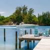 Olivia Newton-John a mis en vente sa superbe maison de Floride pour la somme de 6,2 millions de dollars. L'accès à la propriété peut se faire par bateau.