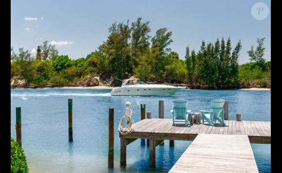 Olivia Newton-John a mis en vente sa superbe maison de Floride pour la somme de 6,2 millions de dollars. L'accès à la propriété peut se faire par bateau.