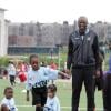 Patrick Vieira, futur entraîneur de la réserve de Manchester City lors d'une séance de coaching avec des enfants et adolescents au Joseph Yancey Track and Field du Bronx le 18 mai 2013 au pied du Yankee Stadium