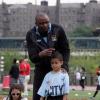 Patrick Vieira, futur entraîneur de la réserve de Manchester City, au plus près des enfants lors d'une séance particulière au Joseph Yancey Track and Field du Bronx le 18 mai 2013 au pied du Yankee Stadium