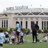 Patrick Vieira, futur entraîneur de la réserve de Manchester City a distillé ses conseils à des enfants et adolescents au Joseph Yancey Track and Field du Bronx le 18 mai 2013 au pied du Yankee Stadium