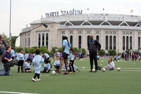 Patrick Vieira, futur entraîneur de la réserve de Manchester City a distillé ses conseils à des enfants et adolescents au Joseph Yancey Track and Field du Bronx le 18 mai 2013 au pied du Yankee Stadium