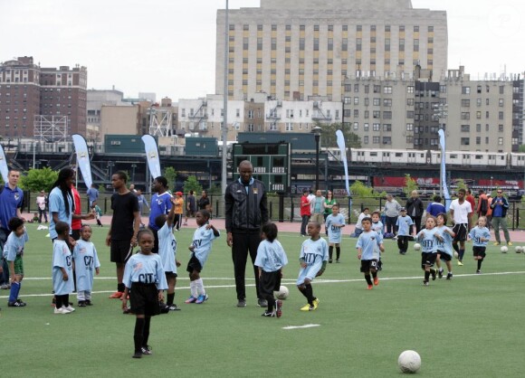 Patrick Vieira, futur entraîneur de la réserve de Manchester City lors d'une séance de coaching avec des enfants et adolescents au Joseph Yancey Track and Field du Bronx le 18 mai 2013 au pied du Yankee Stadium