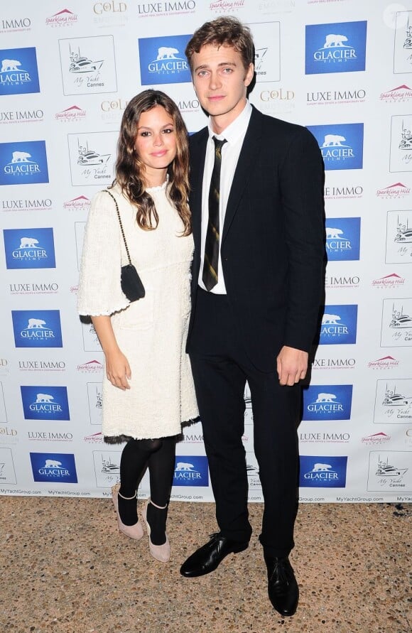 Hayden Christensen et sa fiancée Rachel Bilson lors de la soirée de lancement de sa société de production Glacier Film sur un bateau ancré dans le port de Cannes le 19 mai 2013