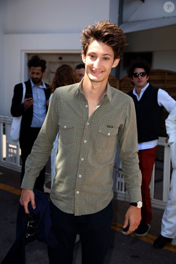 Pierre Niney et sa jolie montre Star Classique Montblanc s'apprête à célébrer les 20 ans des Talents de l'Adami à Cannes, le 20 mai 2013.