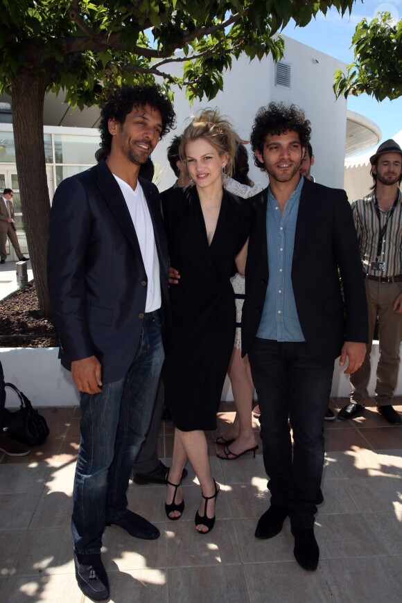 Tomer Sisley (qui arbore une montre Nicolas Rieussec de Montblanc), Margot Bancilhon (vêtue d'une robe noire Paul Ka et bijoux Montblanc), et Vincent Heneine (habillé en The Kooples) fêtent les 20 ans des talents de l'Adami lors du 66e Festival de Cannes, le 20 mai 2013.