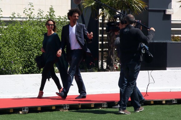 Tomer Sisley (montre Nicolas Rieussec de Montblanc) et sa compagne Agathe Delafontaine au festival de Cannes, le 20 mai 2013.