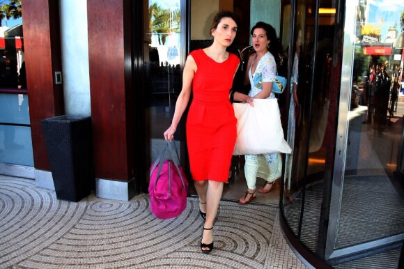 Natalie Beder (robe Carolina Herrera et sac Gérard Darel) se prépare pour les Talents Cannes 2013, le 20 mai.