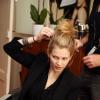 Margot Bancilhon (en robe noire Paul Ka) se fait maquiller et coiffer par Franck Provost, à Cannes 2013.
