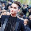 Barbara Palvin en smoking noir (elle porte des boucles d'oreilles en diamants Seven Stars Montblanc) lors de la montée des marches du film "Ma vie avec Liberace" lors du 66eme Festival du film de Cannes