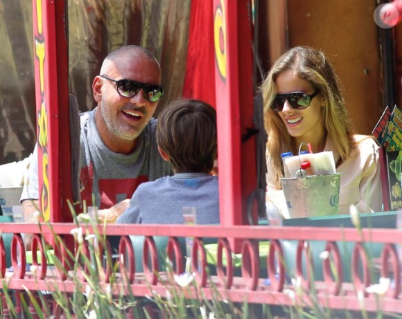 Christian Audigier, son fils Rocco et sa petite amie Nathalie Sorensen déjeunent au restaurant mexicain, le 21 mai 2013.