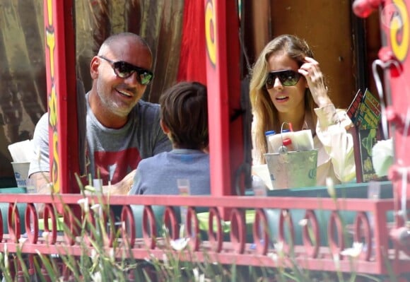 Christian Audigier et sa petite amie Nathalie Sorensen prennent du bon temps autour de plats mexicains avec Rocco, fils du styliste, le 21 mai 2013.