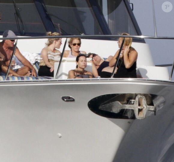 Minnie Driver profite du soleil sur un yacht avec des amis à Los Cabos au Mexique, le 21 mai 2013.
