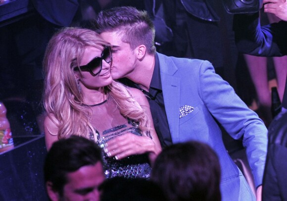 Paris Hilton et son petit ami River Viiperi au Gotha Club lors du 66e Festival de Cannes le 22 mai 2013. Les deux amoureux se sont collés toute la soirée.
