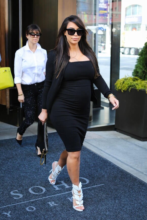 Kim Kardashian enceinte et chic en noir et blanc, porte un cardigan Valentino, une robe Stella McCartney, une pochette Lanvin et des sandales Giuseppe Zanotti x Kanye West. New York, le 22 avril 2013.
