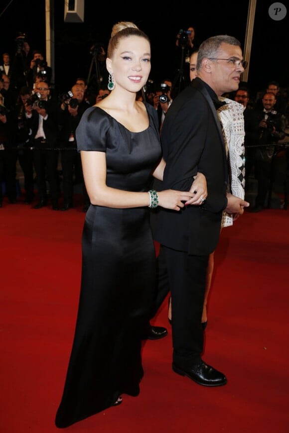 Léa Seydoux en Armani et Abdellatif Kechiche lors du la montée des marches au Festival de Cannes pour le film La Vie d'Adèle - chapitre 1 et 2, le 23 mai 2013