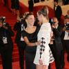 Léa Seydoux et Adèle Exarchopoulos lors du la montée des marches au Festival de Cannes pour le film La Vie d'Adèle - chapitre 1 et 2, le 23 mai 2013