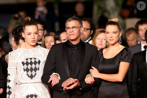Adèle Exarchopoulos (habillée par Balmain), Abdellatif Kechiche et Léa Seydoux (par Armani) lors du la montée des marches au Festival de Cannes pour le film La Vie d'Adèle - chapitre 1 et 2, le 23 mai 2013